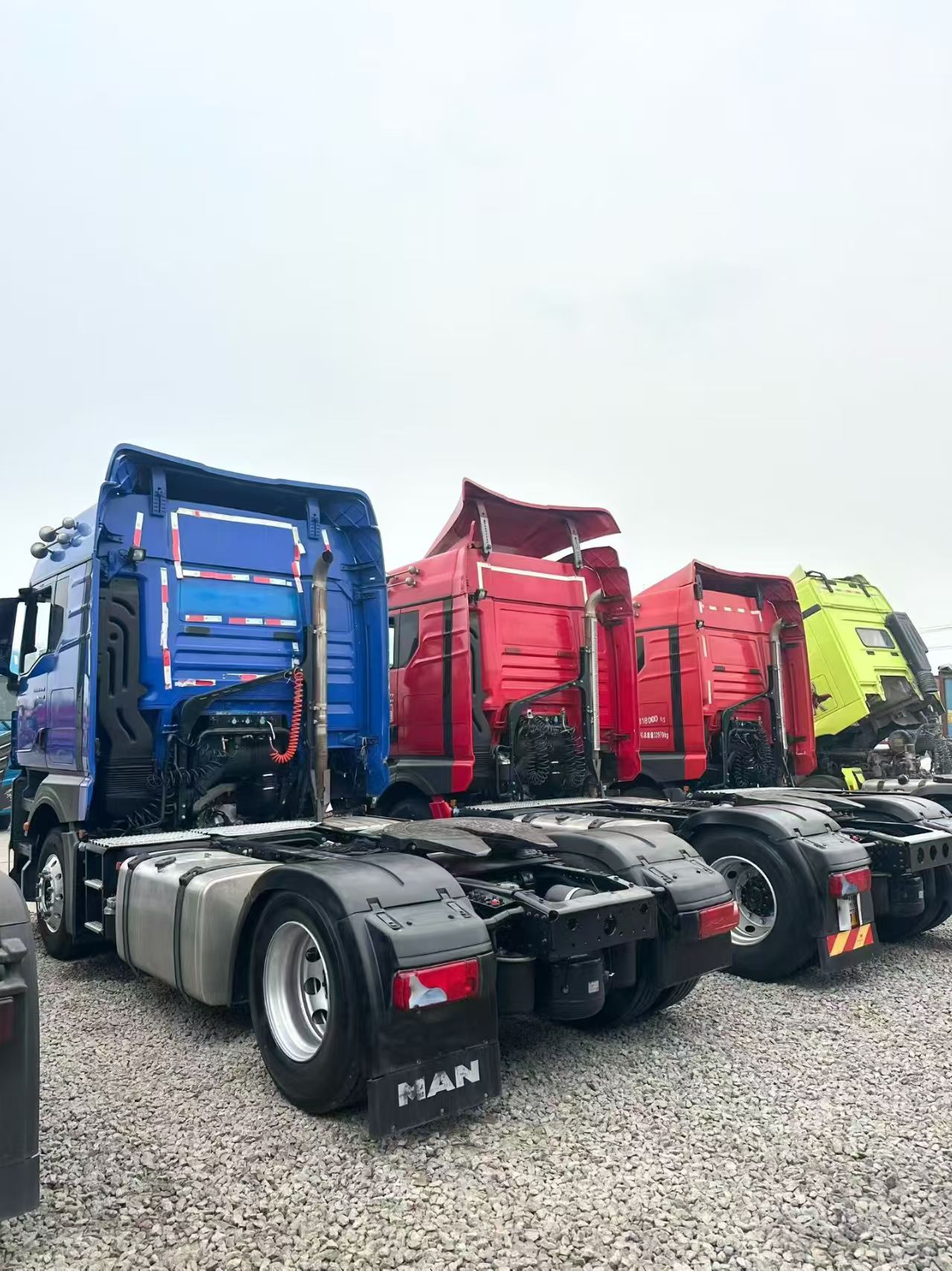 TANAN-MAN-001 — Side and rear view in the yard, blue MAN TGX